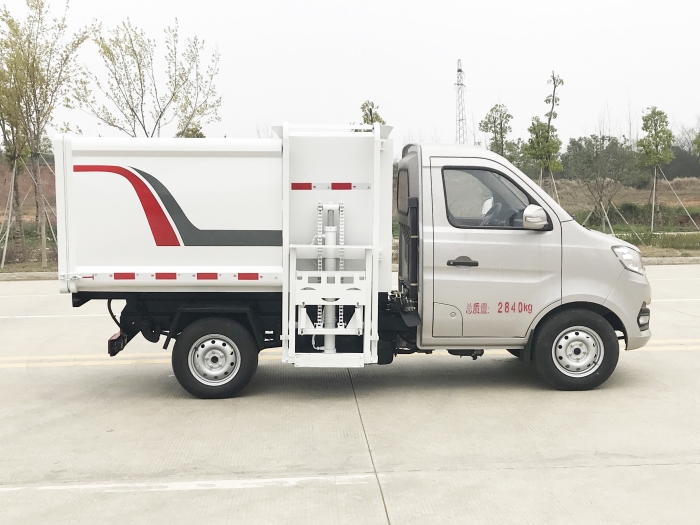長(zhǎng)安跨越側(cè)掛桶式垃圾車