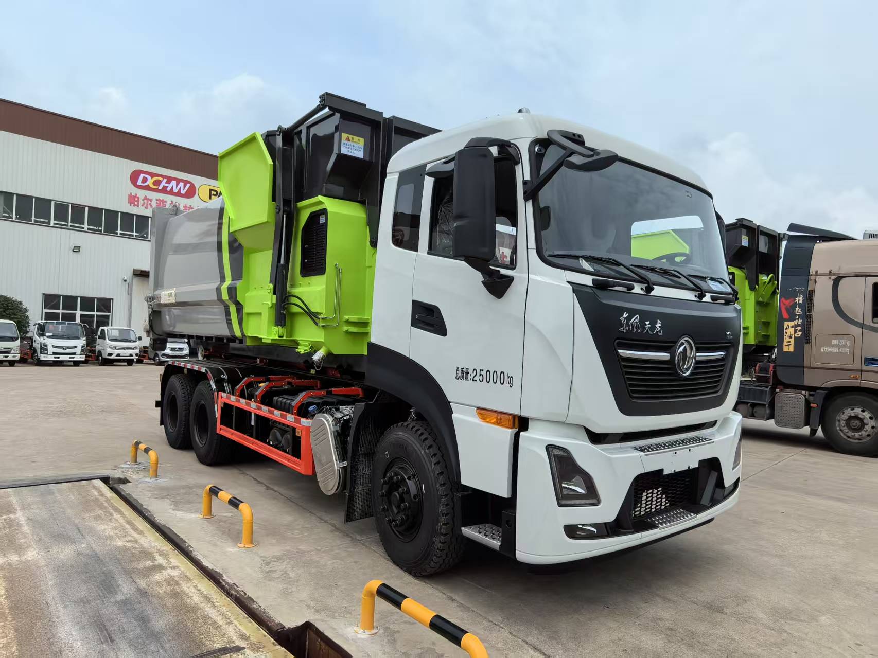 東風天龍勾臂垃圾車